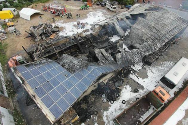 Figure 1 - Incendie à Norderney, Allemagne 8/2013. Le coût des dommages est estimé à plusieurs millions d'euros (IEA) (Source : https://solarity.cz/blog/fire-hazards-and-mitigation-in-photovoltaic-systems/)