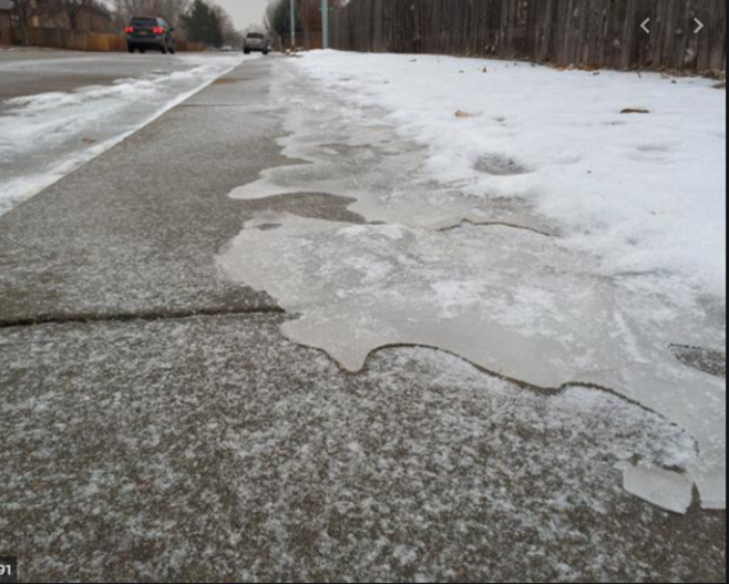 Imagen 3: 36 pulgadas de nieve caen anualmente en Chicago, Illinois. Ejemplo de una acera parcialmente cubierta que podría considerarse peligrosa dependiendo de la ubicación o el clima.