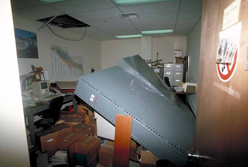 FOTO 1 - Estanterías, cajas y muebles pesados volcados durante un terremoto. (Crédito: Colección fotográfica de la biblioteca USGS Denver)