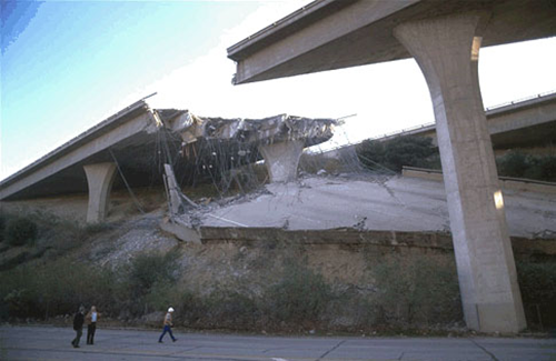 Foto 3: Parte destrozada de la autopista I-5 en Northridge, California, 1994 (Fuente: FEMA/Wikimedia Commons).