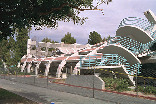FOTO 4 - Colapso estructural de un estacionamiento de cinco años en Northridge, California; 1994. (Crédito: archivo de USGS)